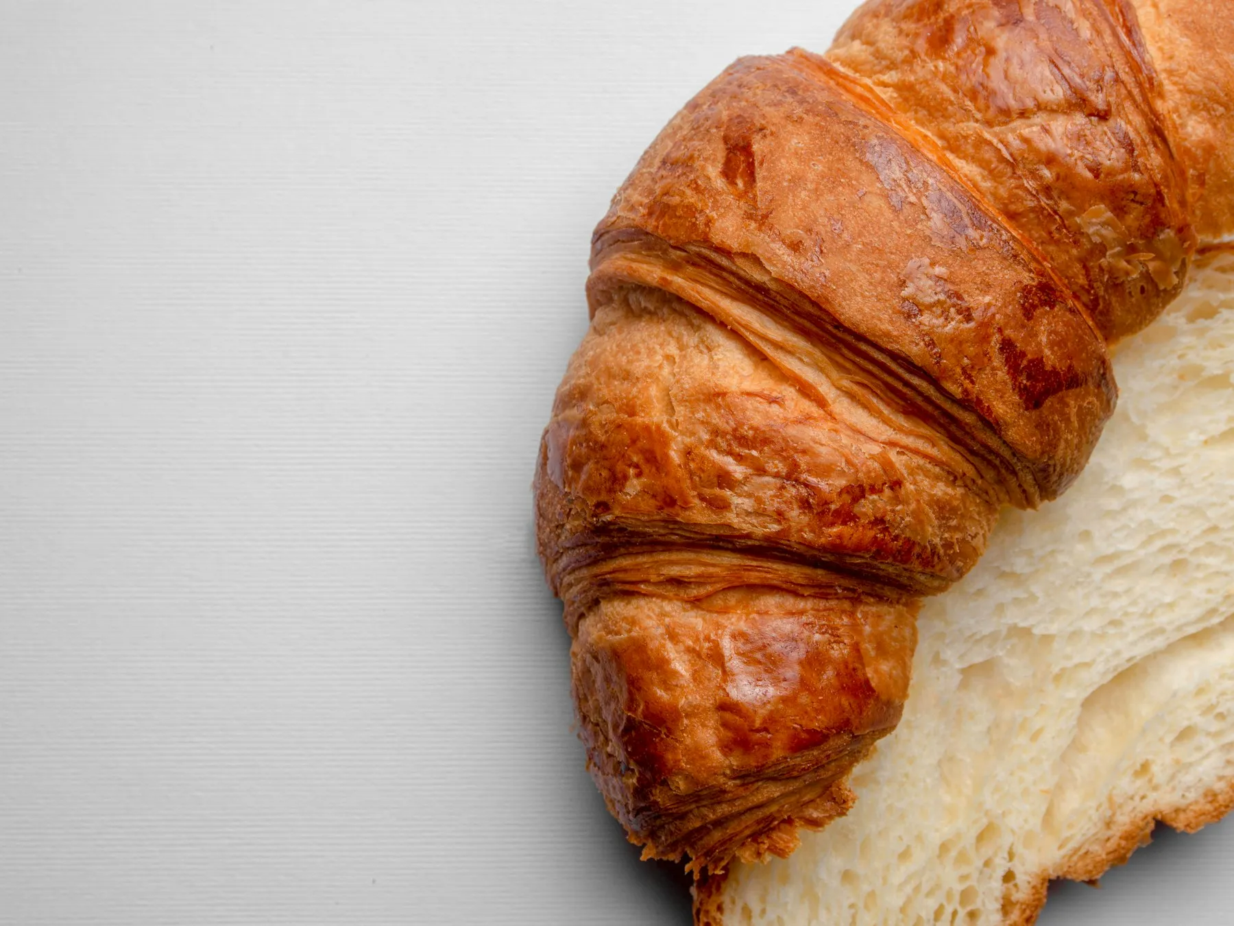 What makes a croissant flaky